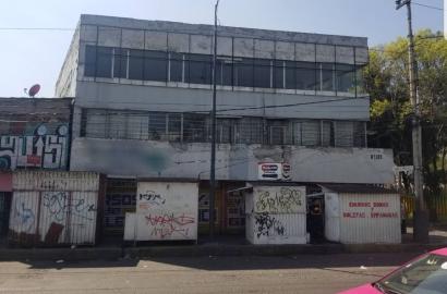 Edificio en venta en Calz. Ignacio Zaragoza en esquina frente al metro Canal de San Juan 900 m2 de construcción en 3 niveles.