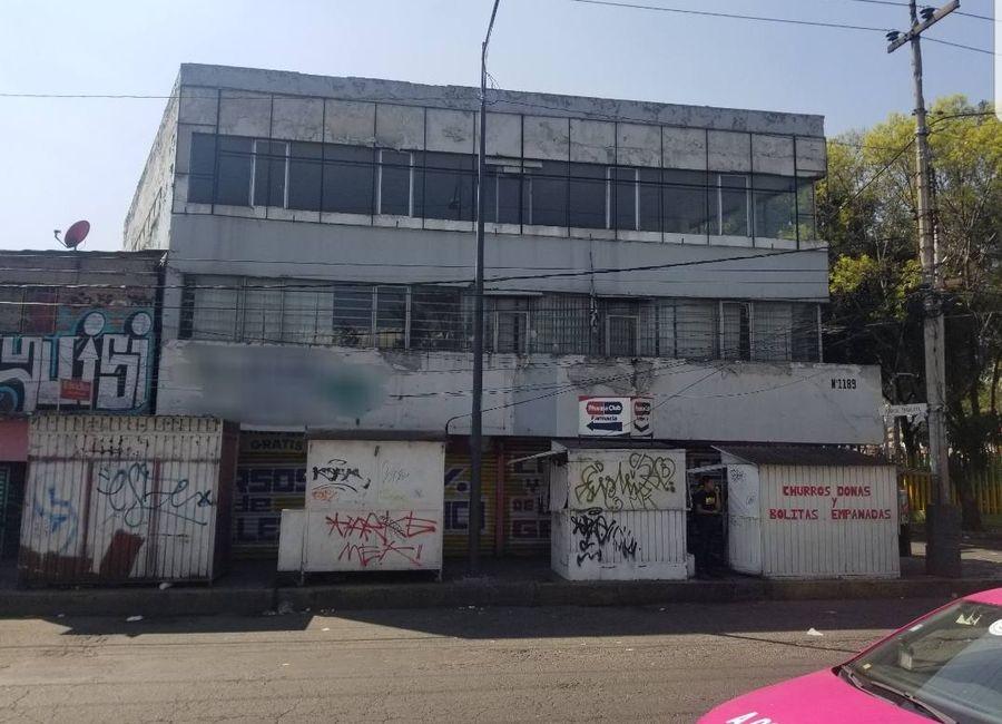 Edificio en venta en Calz. Ignacio Zaragoza en esquina frente al metro Canal de San Juan 900 m2 de construcción en 3 niveles.