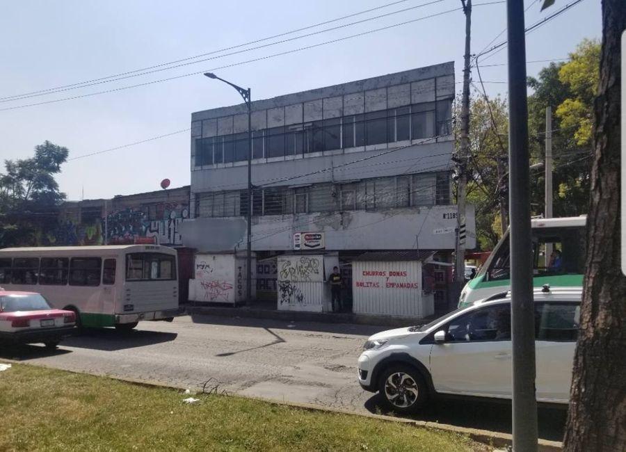 Edificio en venta en Calz. Ignacio Zaragoza en esquina frente al metro Canal de San Juan 900 m2 de construcción en 3 niveles.