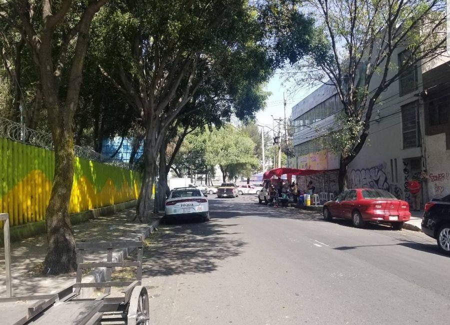 Edificio en venta en Calz. Ignacio Zaragoza en esquina frente al metro Canal de San Juan 900 m2 de construcción en 3 niveles.