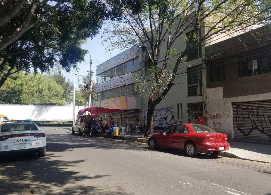 Edificio en venta en Calz. Ignacio Zaragoza en esquina frente al metro Canal de San Juan 900 m2 de construcción en 3 niveles.